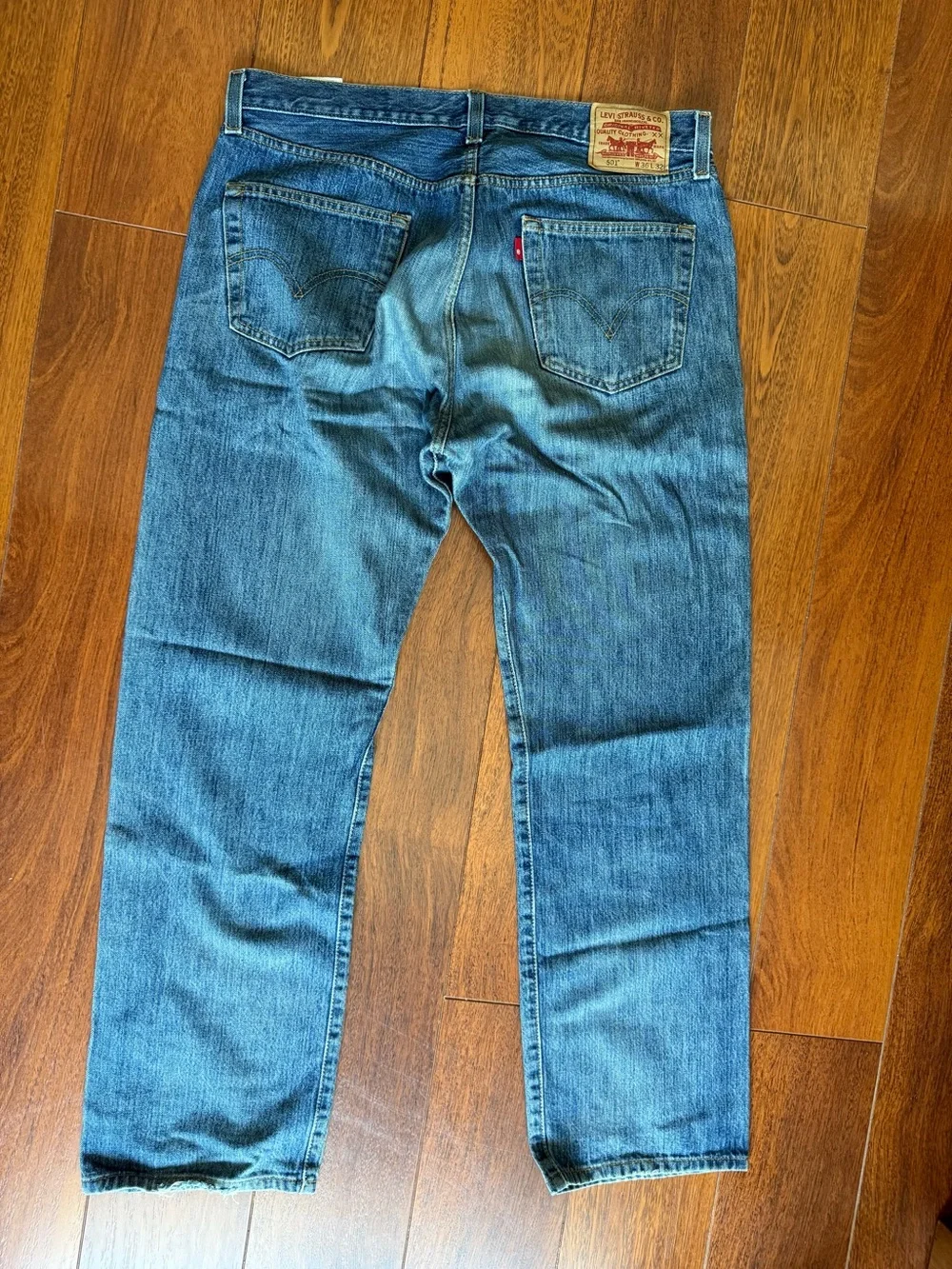 Levi's Men's Straight Jeans in Medium Blue Wash